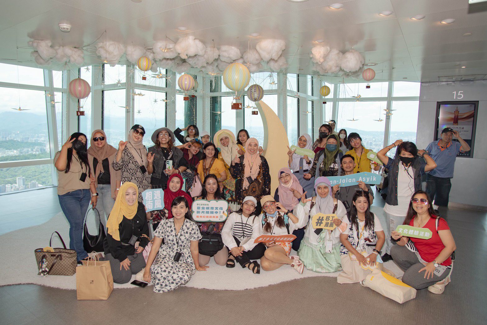 第一次登上101眺望臺北 勞動局邀移工感受城市脈動、寫信回家