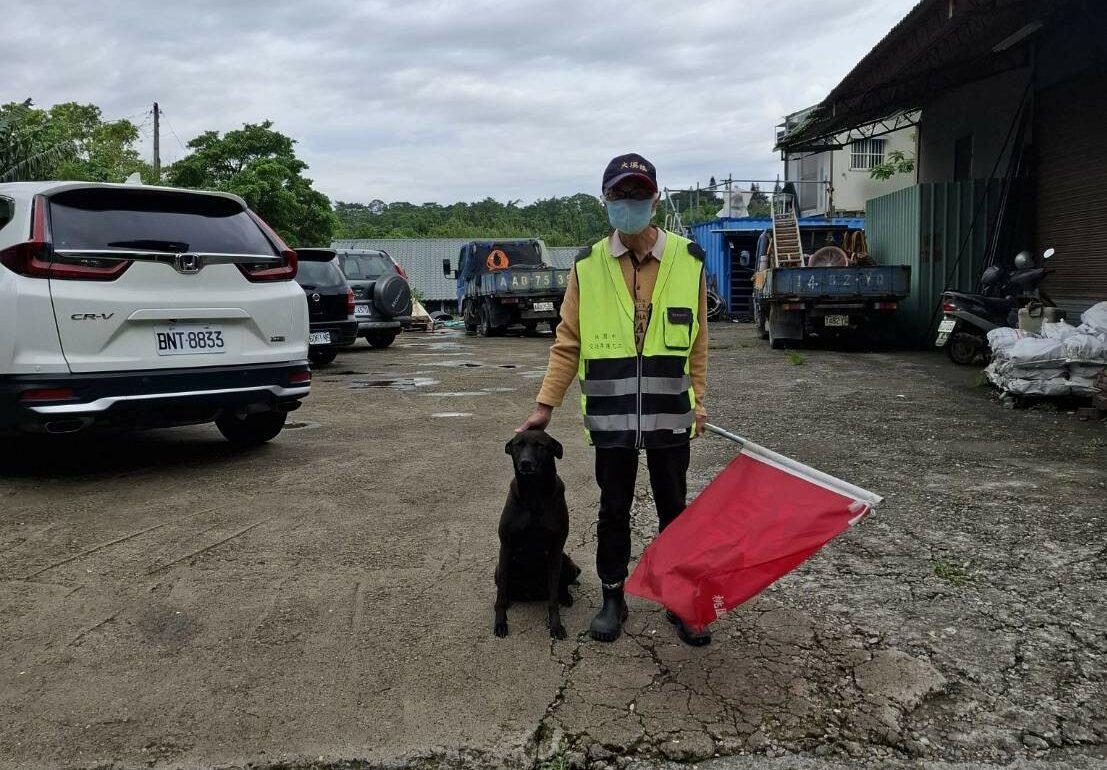 無名英雄!大溪瑞祥國小警衛風雨無阻守護師生 「小黑」也被他收服 無名英雄!大溪瑞祥國小警衛風雨無阻守護師生 「小黑」也被他收服
