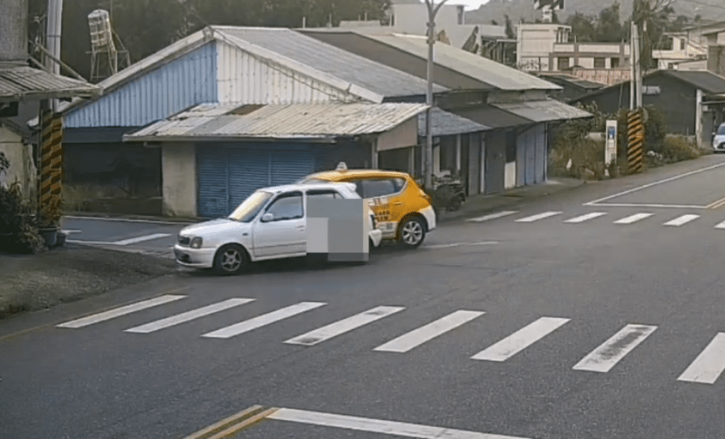 撞擊畫面曝光！花蓮瑞穗自小客計程車擦撞　自小客車續撞民宅機車