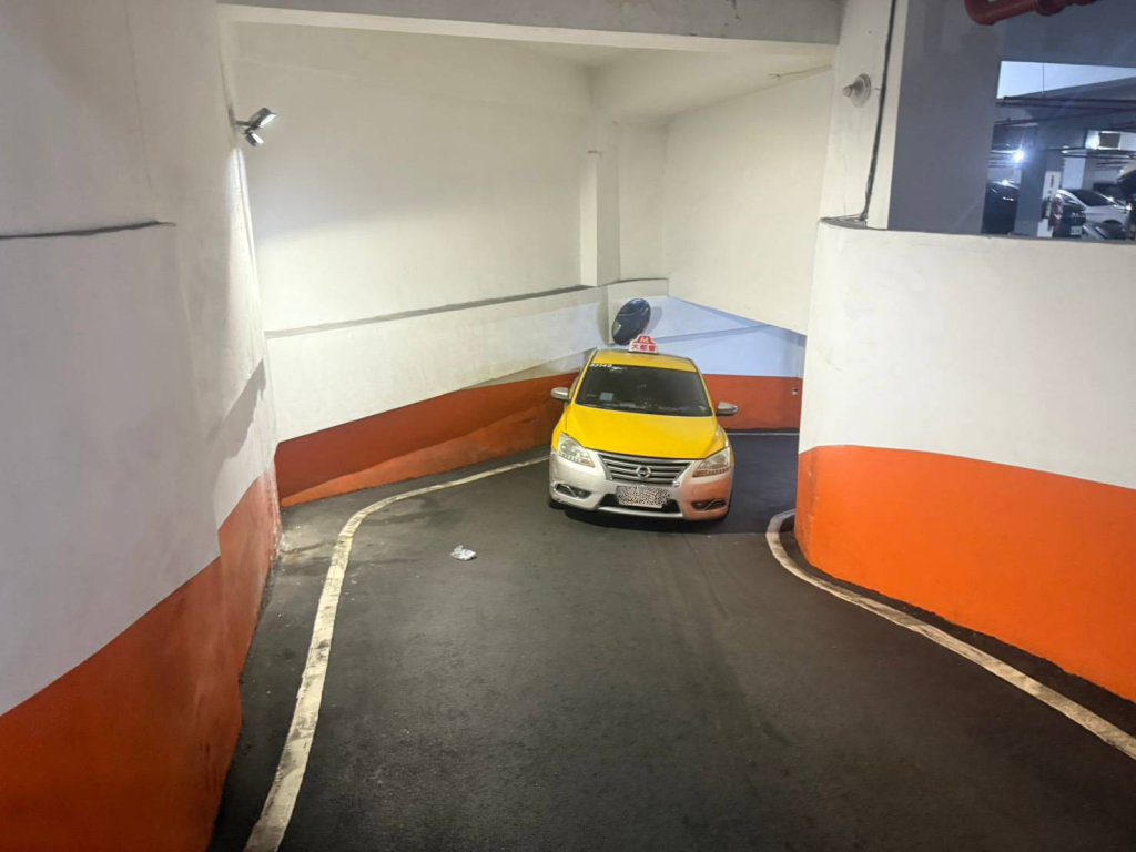 醉倒社區車道遭鄰居小黃輾過…淡水男氣血胸命危