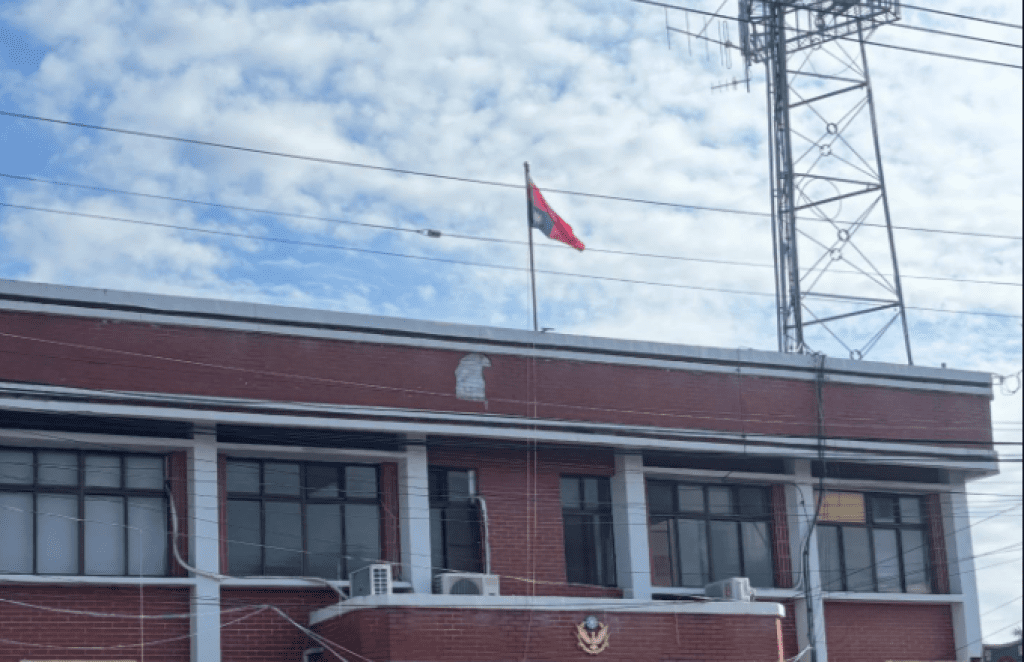 影／派出所驚見國旗反掛！路過民眾拍下PO網　網友：有人要倒大霉了