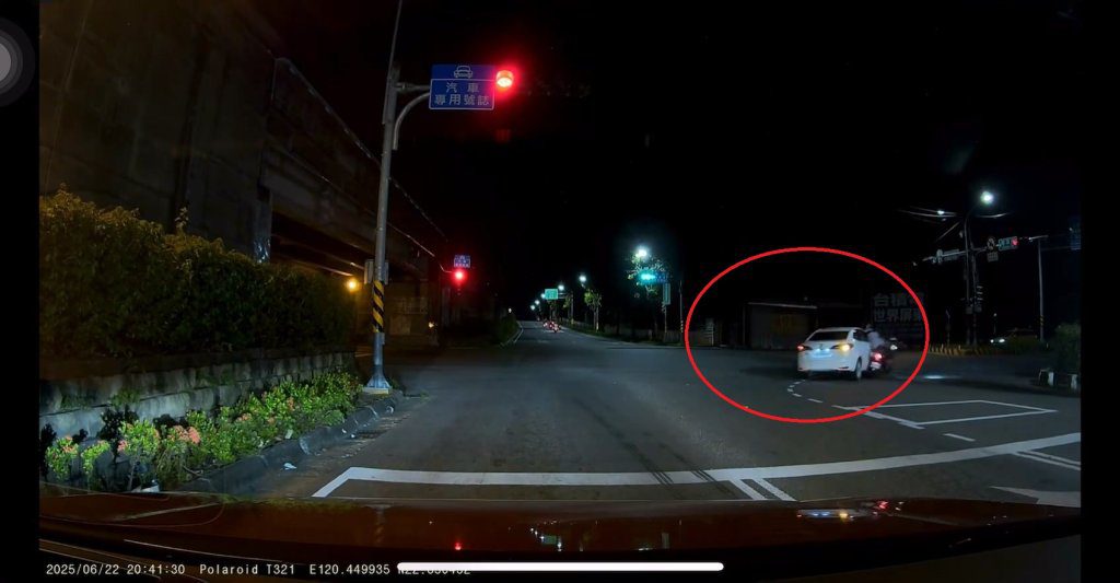 影／停紅燈10秒後突右轉！直行騎士閃避不及迎面撞　目擊者：3寶駕駛在開什麼