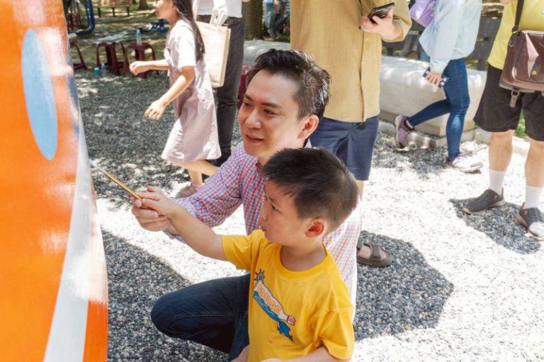 暑假翻玩竹北6座星際系列遊戲場　鄭朝方揪市民小朋友塗繪共創深耕公園「星際堡壘」完成最後拼圖