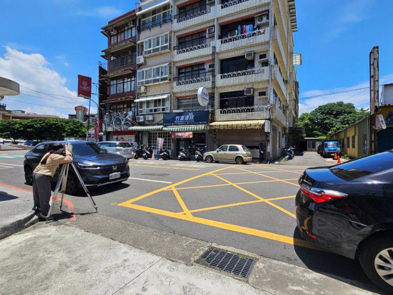 土地鑑界測量遭水泥車擦撞　竹東地政人員堅守崗位展現敬業精神