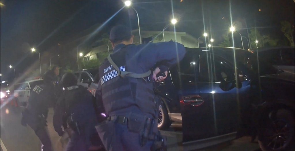 緝毒畫面曝光！　台東警方隧道前攔車逮人起出大批毒品