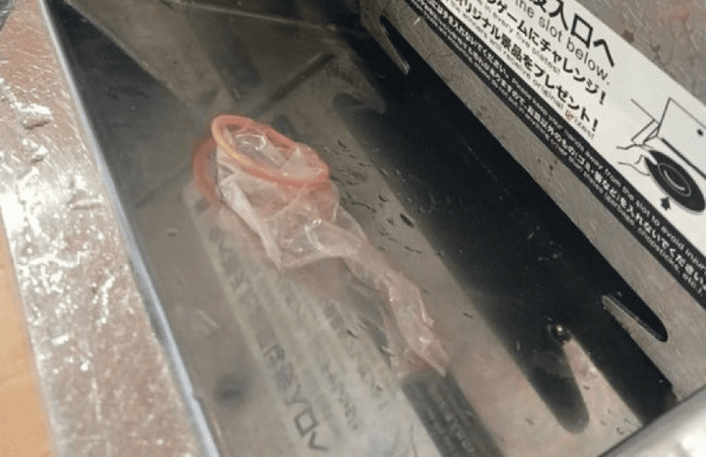 影/保險套丟進藏壽司回收口!日屁孩拍照PO網稱「想發一個有趣的哏」 遭警函送法辦 影/保險套丟進藏壽司回收口!日屁孩拍照PO網稱「想發一個有趣的哏」 遭警函送法辦