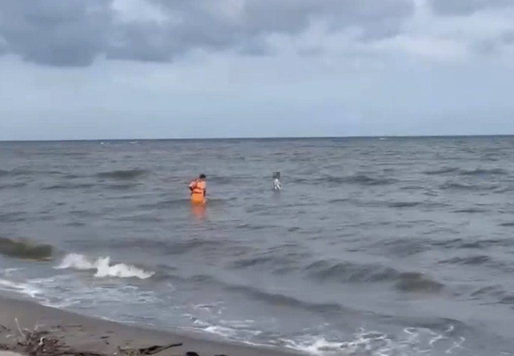 救援畫面曝光!台中女子默默走進大海中 海巡及時阻攔憾事 救援畫面曝光!台中女子默默走進大海中 海巡及時阻攔憾事