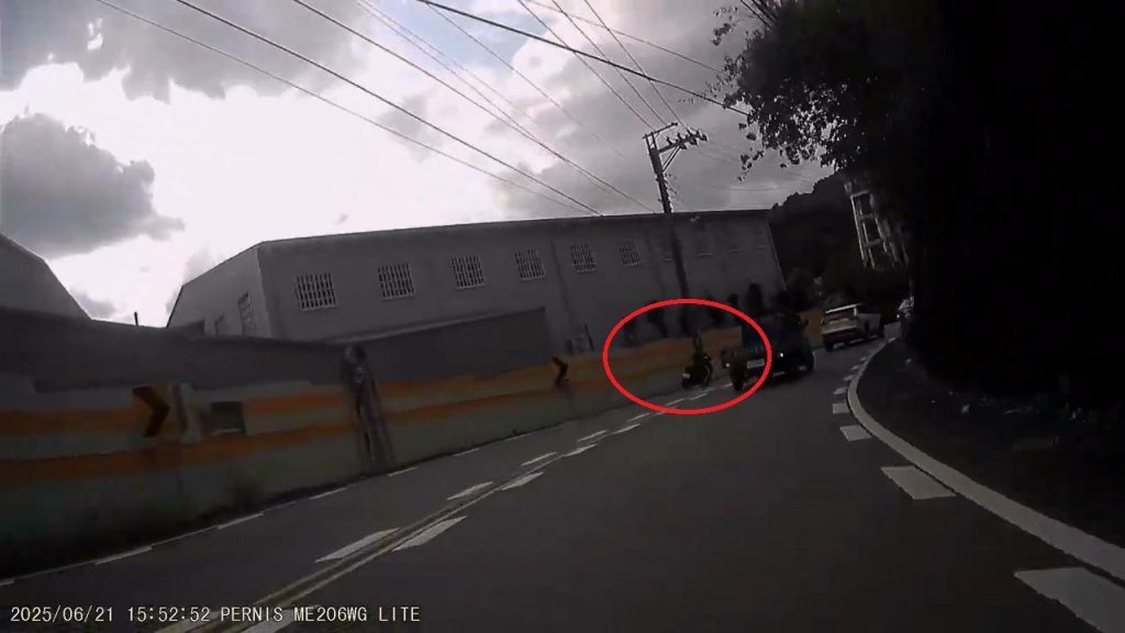 影/壓車過彎出事了!騎士急閃等紅燈貨車 衝對向自撞電線桿 影/壓車過彎出事了!騎士急閃等紅燈貨車 衝對向自撞電線桿