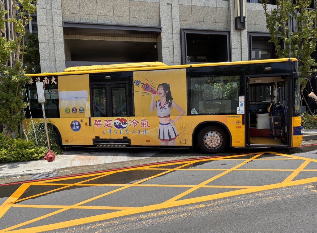 土城司機尿急忘拉「手擋仔」 無人公車「倒退嚕」80公尺撞壞消防栓 土城司機尿急忘拉「手擋仔」 無人公車「倒退嚕」80公尺撞壞消防栓