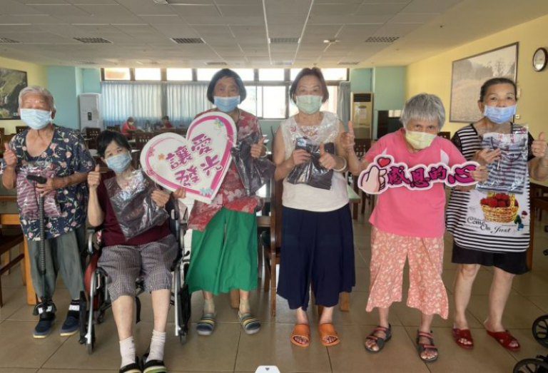 慶福基金會夏日送涼衣　新竹榮家長輩樂開懷