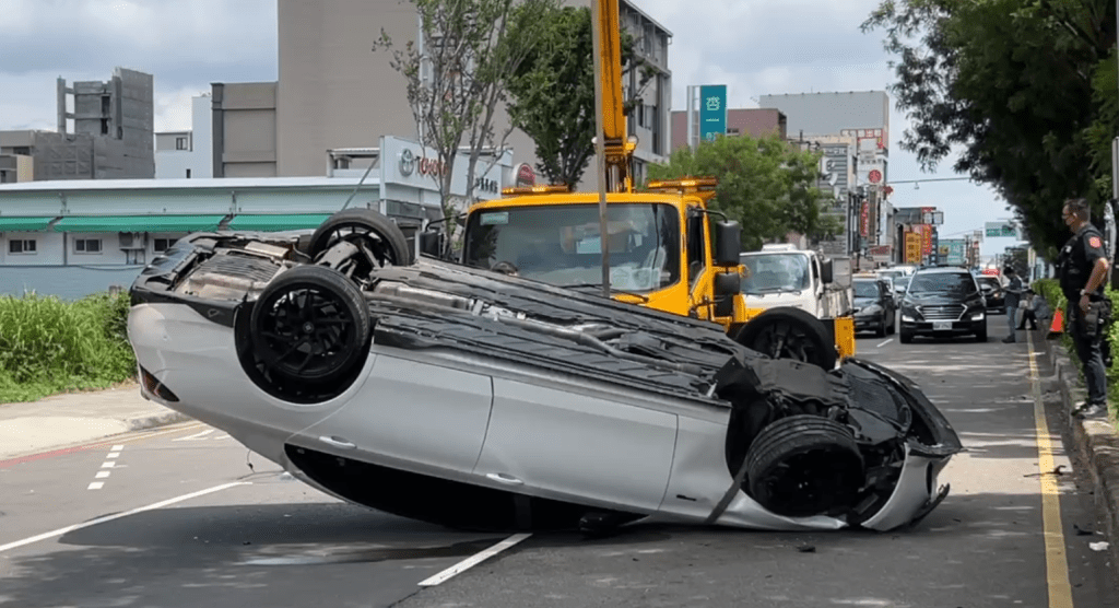 台中賓士車酒駕撞分隔島四輪朝天! 駕駛酒測值超標移送法辦 台中賓士車酒駕撞分隔島四輪朝天! 駕駛酒測值超標移送法辦
