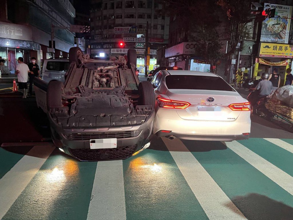「閃光」路口都不讓…桃園中壢3車連環撞 小黃被撞到翻車 「閃光」路口都不讓…桃園中壢3車連環撞 小黃被撞到翻車