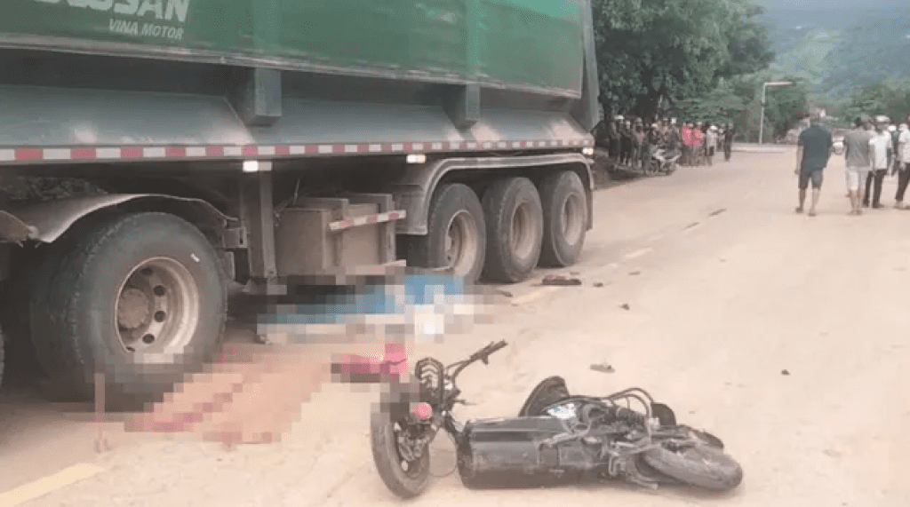 影／電動自行車5貼撞砂石車！越南15歲騎士、3歲童當場亡　驚悚瞬間影片瘋傳