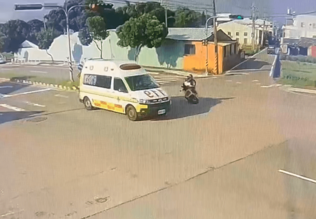 撞擊畫面曝光!台中救護車與機車相撞 3人受傷送醫 撞擊畫面曝光!台中救護車與機車相撞 3人受傷送醫