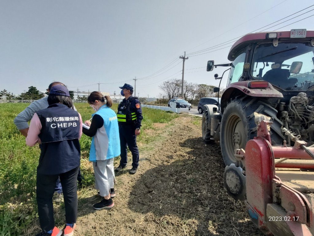 彰化縣政府呼籲農友及代耕業者 農機具務必掛牌並清潔後再上路