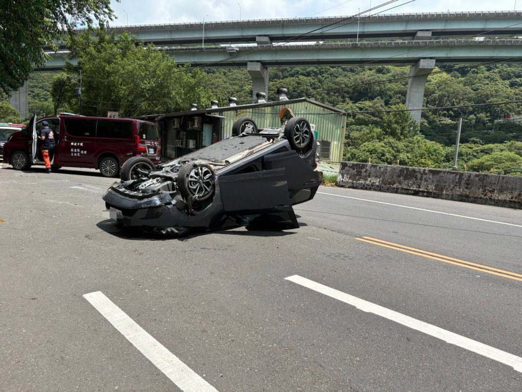 疑身體不適失控翻車 泰山6旬翁自撞山壁「四輪朝天」 疑身體不適失控翻車 泰山6旬翁自撞山壁「四輪朝天」