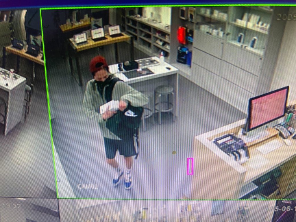 影/雲林手機大盜!趁隙偷走3隻iPhone 16 Pro塞進包 店家PO出監視器求指認 影/雲林手機大盜!趁隙偷走3隻iPhone 16 Pro塞進包 店家PO出監視器求指認