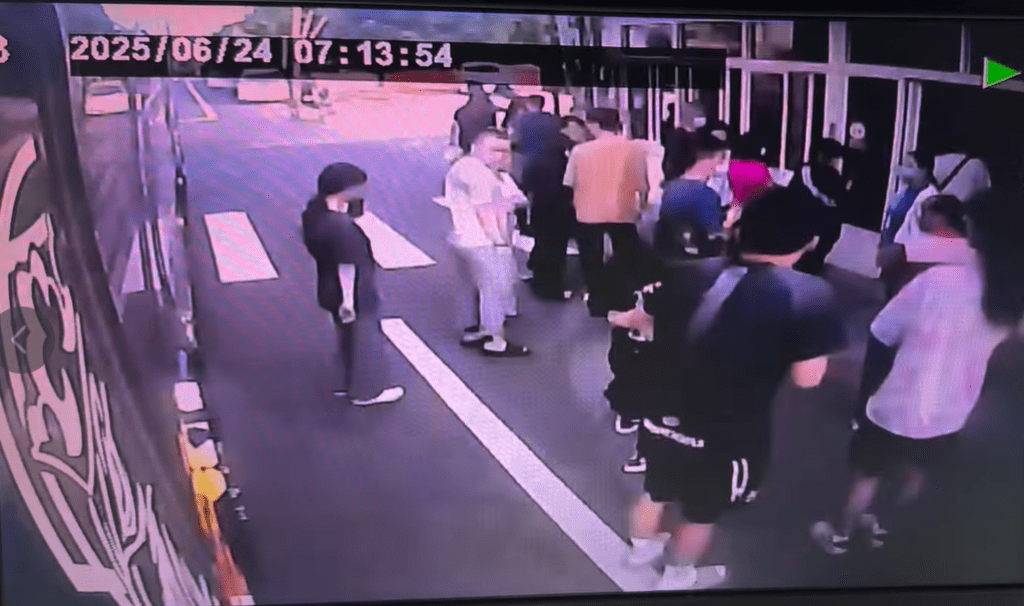 影/要吃不要命?秀水湯包排隊排到馬路上 年輕女子險遭撞 影/要吃不要命?秀水湯包排隊排到馬路上 年輕女子險遭撞