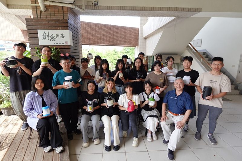 樹科大產設系關懷環境 巧思創新設計捕蚊燈 樹科大產設系關懷環境 巧思創新設計捕蚊燈