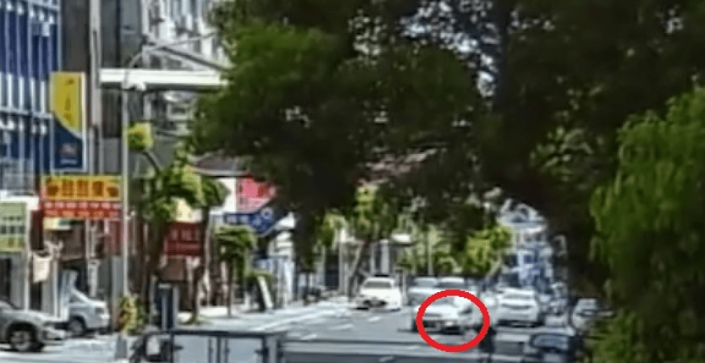 撞擊畫面曝光!苗栗78歲騎機車欲左轉過馬路 遭自小客車撞倒受傷 撞擊畫面曝光!苗栗78歲騎機車欲左轉過馬路 遭自小客車撞倒受傷