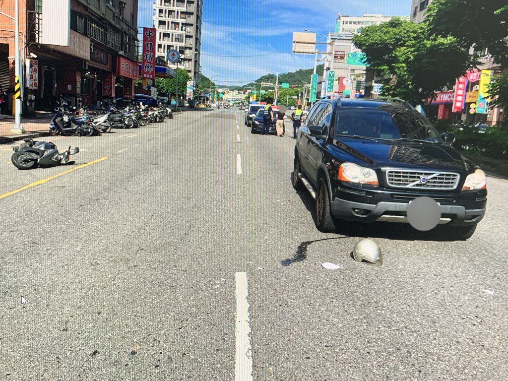 龜山7旬翁左切闖「瑞典坦克」A柱死角遭撞擊 倒地翻滾面部擦挫傷 龜山7旬翁左切闖「瑞典坦克」A柱死角遭撞擊 倒地翻滾面部擦挫傷