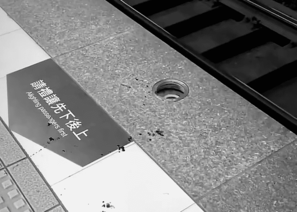 影/台鐵濺血!乘客南港站下車「腳陷燈泡蓋」噴血縫多針 PO文問:能否求償? 影/台鐵濺血!乘客南港站下車「腳陷燈泡蓋」噴血縫多針 PO文問:能否求償?