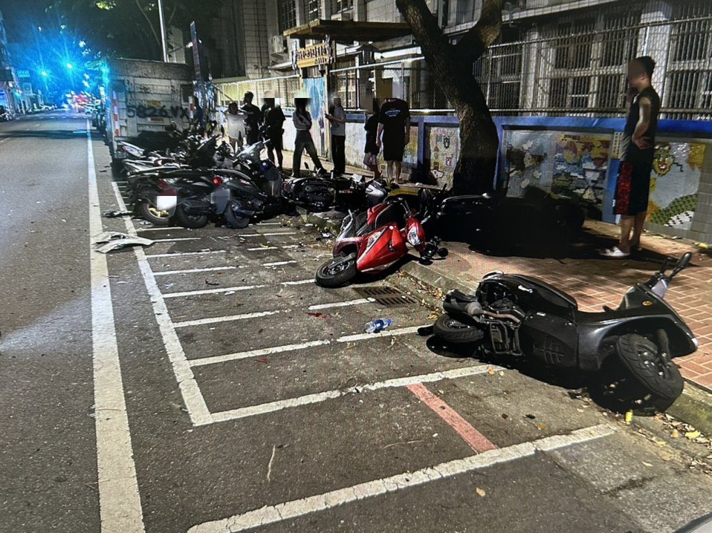 刷整排車太狂!中壢深夜飆車糾紛釀連環撞 14車遭殃還扯出毒品菸彈! 刷整排車太狂!中壢深夜飆車糾紛釀連環撞 14車遭殃還扯出毒品菸彈!