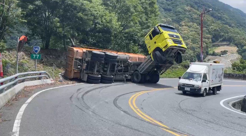 台14線砂石車翻覆車頭翹起！　員警聯繫拖吊車到場排除