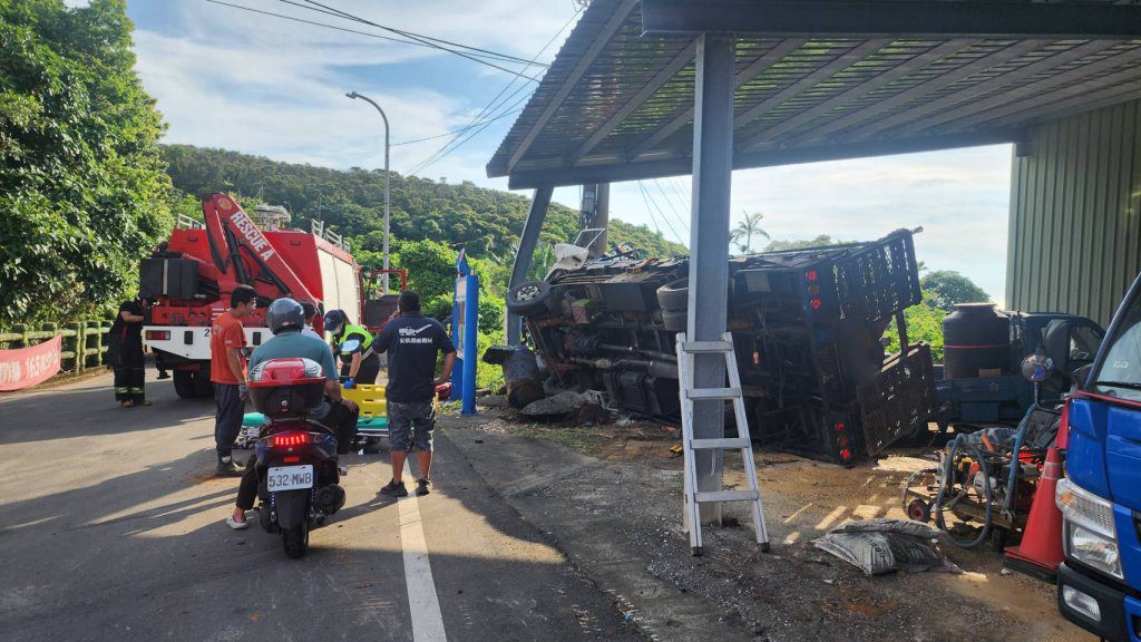 煞車失靈！貨車翻覆路邊、撞彎鋼樑　駕駛受困20分鐘獲救送醫