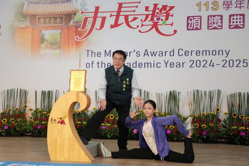 一字馬、後空翻創意秀 黃偉哲與台南學子拍下最酷畢業照 一字馬、後空翻創意秀 黃偉哲與台南學子拍下最酷畢業照