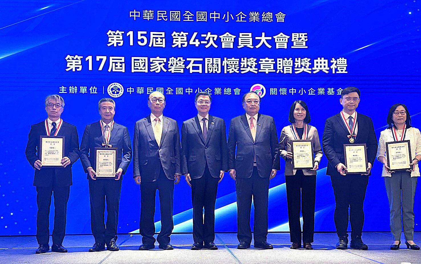 賴瑞隆喜獲國家磐石關懷獎章 肯定推動企業政策與經濟推手 賴瑞隆喜獲國家磐石關懷獎章 肯定推動企業政策與經濟推手