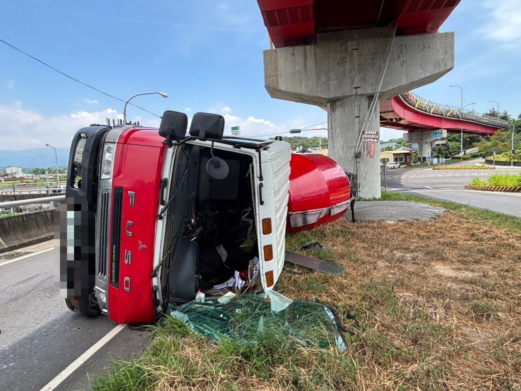 救援畫面曝光！苗栗水泥車自撞分隔島翻覆　駕駛受傷送醫