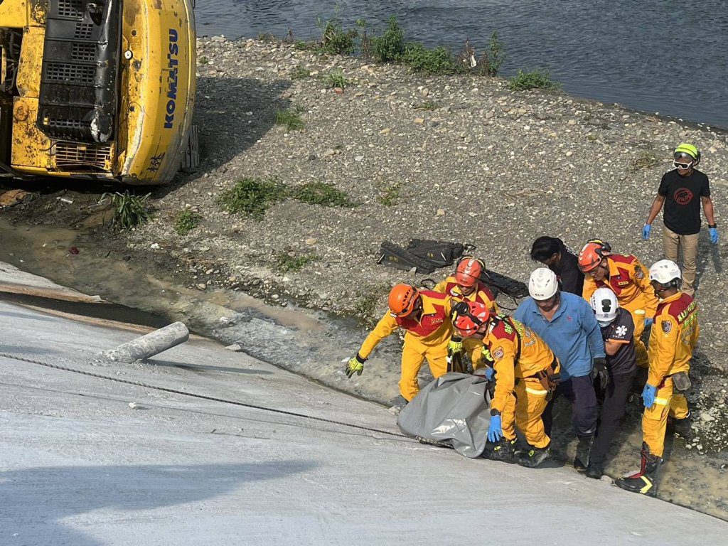 救援畫面曝光！屏東萬丹鄉怪手掉落河堤　駕駛慘遭壓死