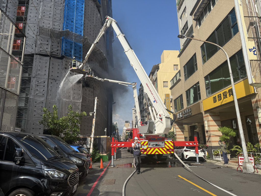 前金區工地突發火警!光復二街緊急交管中　警消全力搶救無人員受困