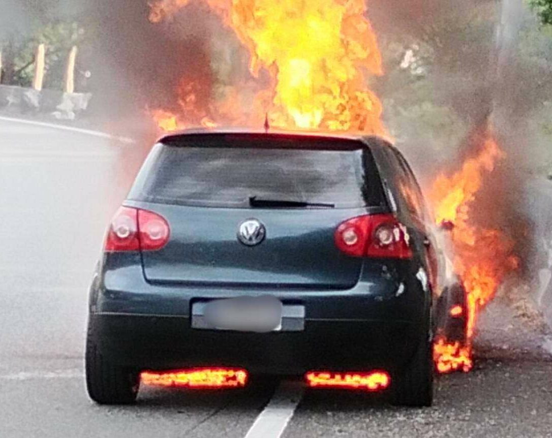國1內壢小客車竄火舌 駕駛驚險逃生 國1內壢小客車竄火舌 駕駛驚險逃生