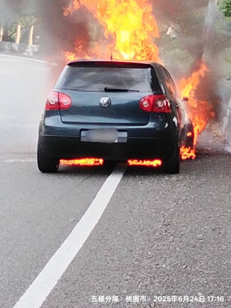 國道1號內壢出口火燒車! 駕駛急逃生 國道1號內壢出口火燒車! 駕駛急逃生
