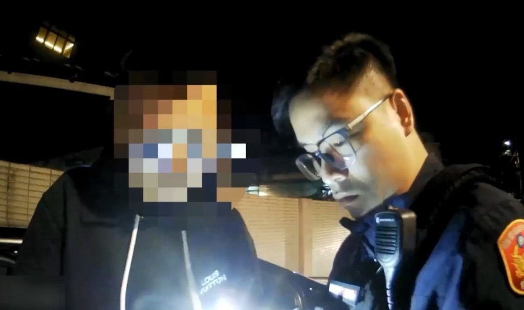 有片/巡邏警盤查違停轎車 驚見駕駛「這動作」當場查獲毒品 有片/巡邏警盤查違停轎車 驚見駕駛「這動作」當場查獲毒品