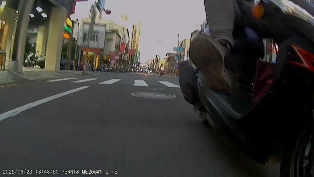 影/台南騎士行進間「遭後方騎士出腳踹」險犁田 驚險過程全都錄 影/台南騎士行進間「遭後方騎士出腳踹」險犁田 驚險過程全都錄