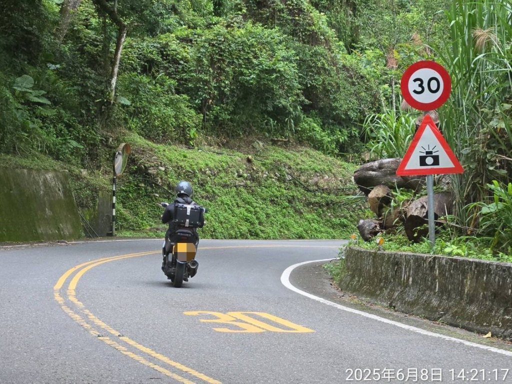 用路人注意!台21線新中橫「多路段限速30」 警機動攔檢加強取締 用路人注意!台21線新中橫「多路段限速30」 警機動攔檢加強取締