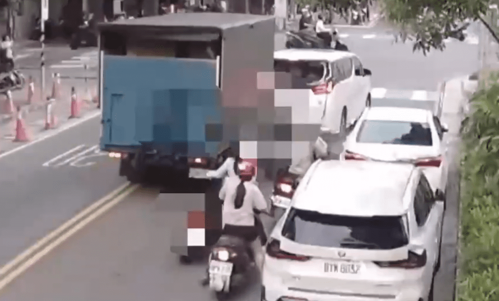 撞擊畫面曝光!板橋駕照註銷小貨車追撞路口5車 釀4人受傷1人昏迷 撞擊畫面曝光!板橋駕照註銷小貨車追撞路口5車 釀4人受傷1人昏迷