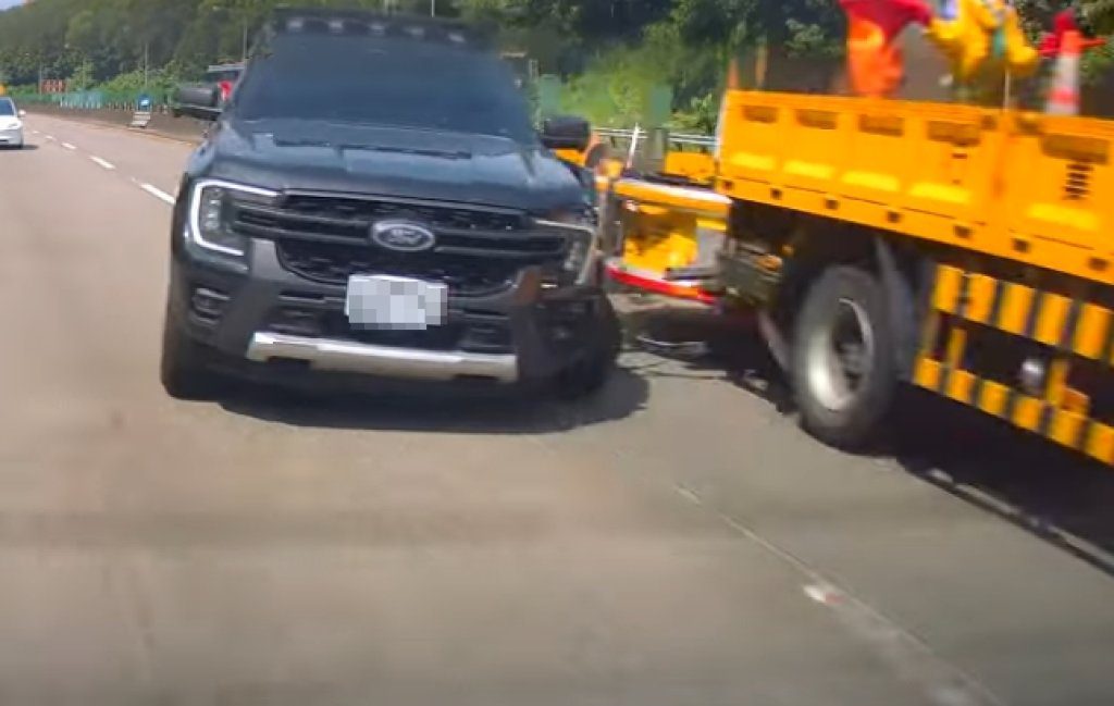 國道3號緩撞車被撞畫面曝光！　肇事皮卡車1顆輪胎脫落