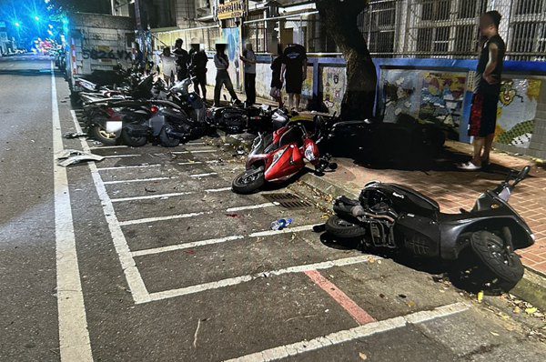 中壢發生一起朋友吵架　卻把路旁汔機車撞倒逃逸