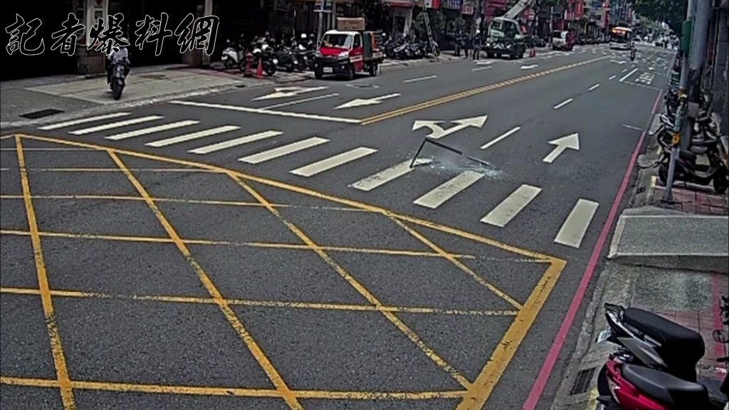 中和路天降「鋁窗」砸路中 房仲9樓開窗拍照闖禍 中和路天降「鋁窗」砸路中 房仲9樓開窗拍照闖禍