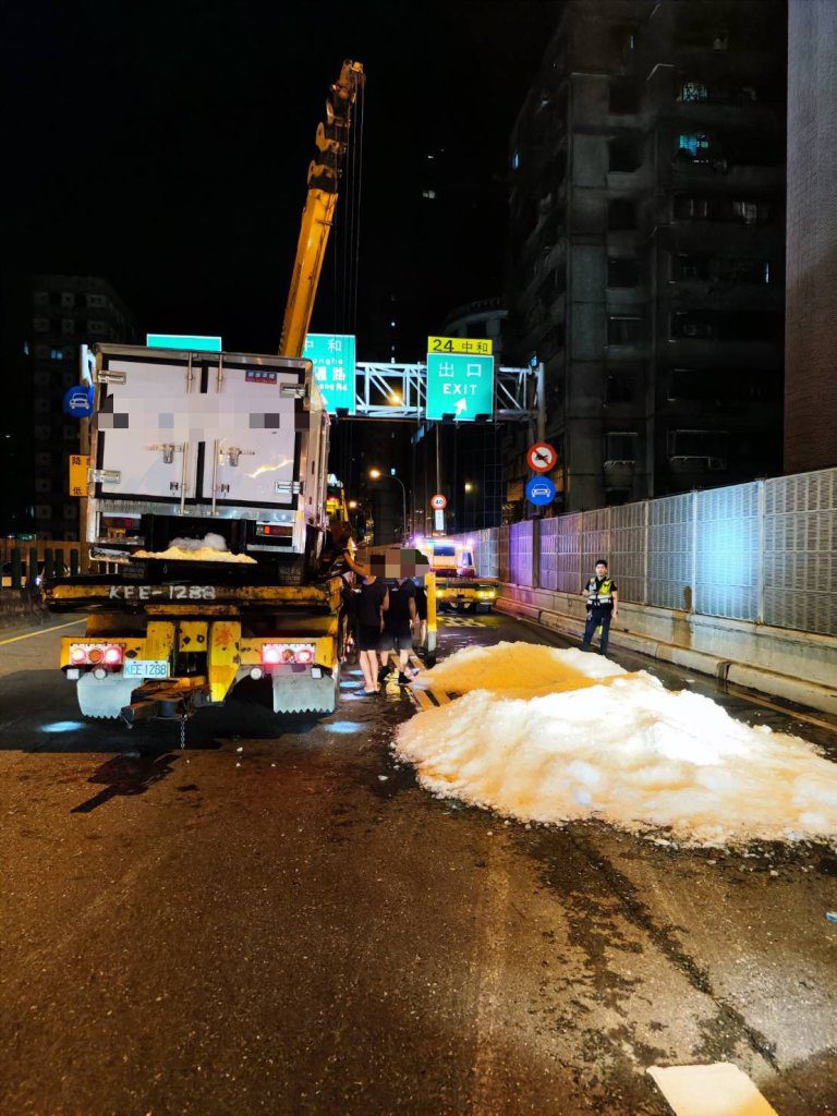 台64線小貨車爆胎翻覆　碎冰堆小山擋出口釀回堵