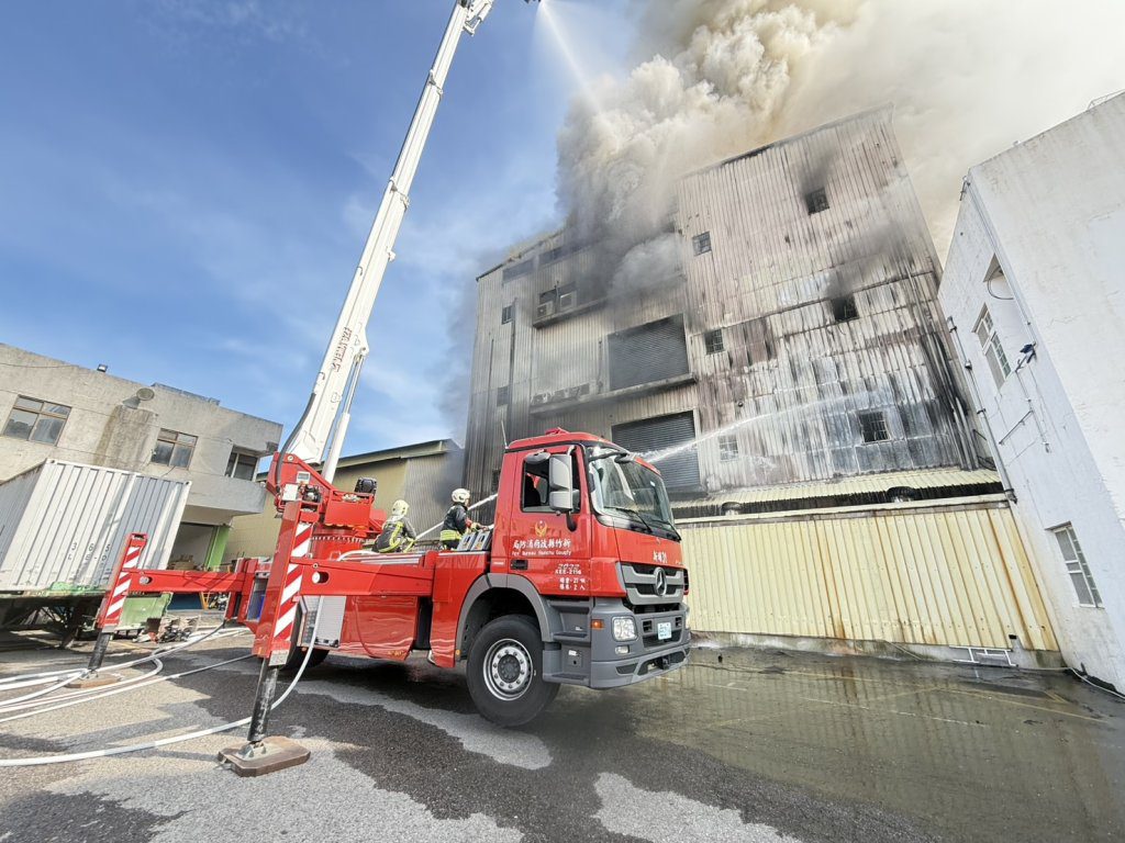 新竹竹北工業大樓火警! 濃煙密布週邊交通阻塞 新竹竹北工業大樓火警! 濃煙密布週邊交通阻塞