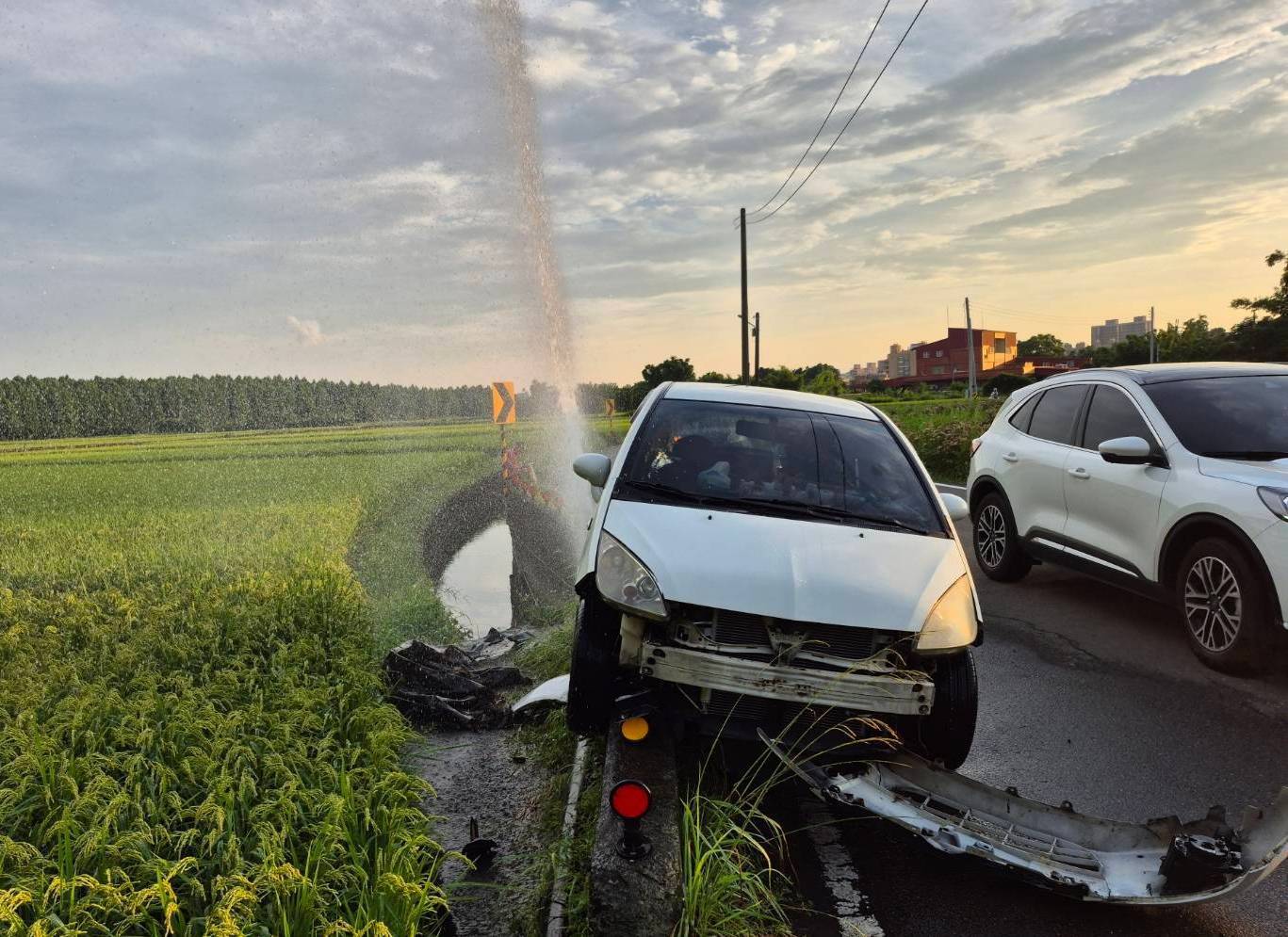 【有片】65歲男會車不慎自撞水管 水勢直衝如小型噴泉 【有片】65歲男會車不慎自撞水管 水勢直衝如小型噴泉