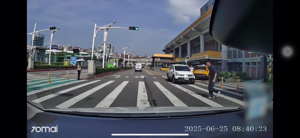 影／松山機場前大逆向！未禮讓行人+槽化線上行駛　目擊者：這車開的有點誇張