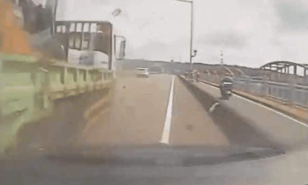 撞擊畫面曝光! 彰化警方處理車禍停路邊遭貨車擦撞 撞擊畫面曝光! 彰化警方處理車禍停路邊遭貨車擦撞