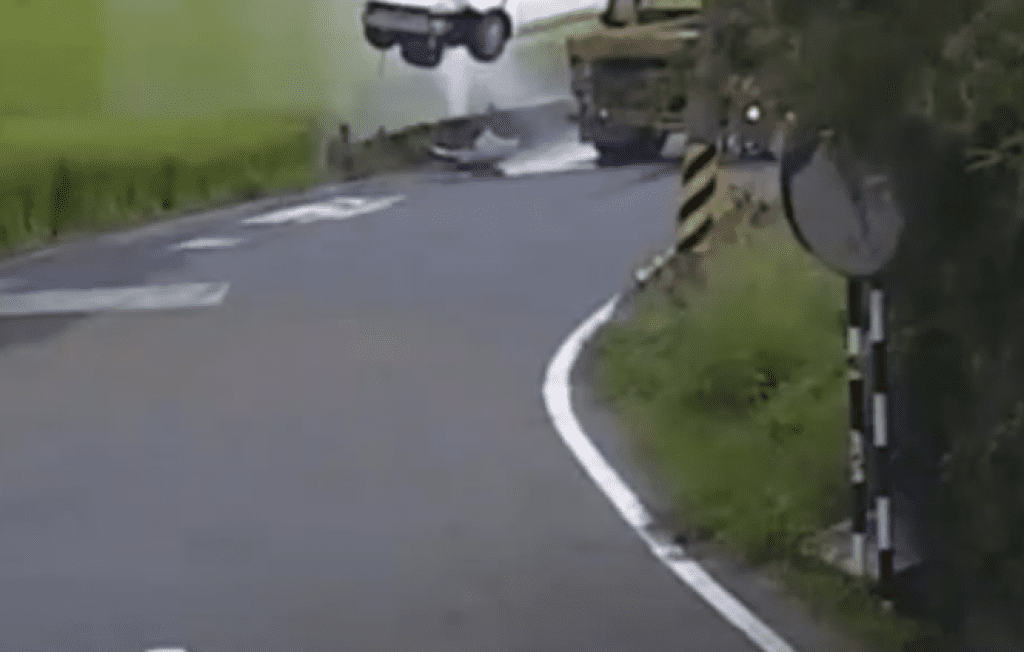 車子被噴到懸空！　桃園自小客車撞破路邊水管噴泉奇景曝光