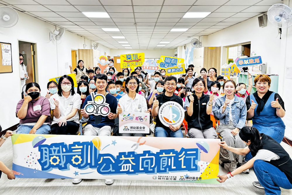 學以致用做公益! 桃竹苗分署職訓學員為偏鄉兒童打造閱讀新天地 學以致用做公益! 桃竹苗分署職訓學員為偏鄉兒童打造閱讀新天地